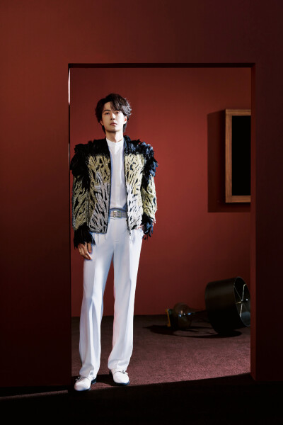 #王一博[超话]# · #王一博2026年央视总台春晚#
舞动新春，闪耀开年。青年演员、歌手@UNIQ-王一博 即将亮相《2026年春节联欢晚会》@春晚 演唱歌舞《闪耀动起来》，骏马奔腾踏春风，九州焕彩映佳节。今晚 20:00相约#春…