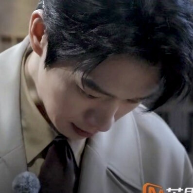 超级侦探认真办案