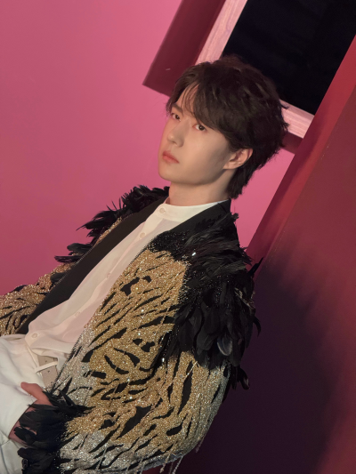 #王一博[超话]# · #王一博2026年央视总台春晚#
这live也太闪耀了吧@UNIQ-王一博
一起期待今晚20:00《2026年春节联欢晚会》#春晚#歌舞节目 《闪耀动起来》！[你好] ​​​