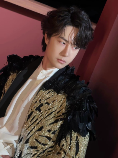 #王一博[超话]# · #王一博2026年央视总台春晚#
这live也太闪耀了吧@UNIQ-王一博
一起期待今晚20:00《2026年春节联欢晚会》#春晚#歌舞节目 《闪耀动起来》！[你好] ​​​