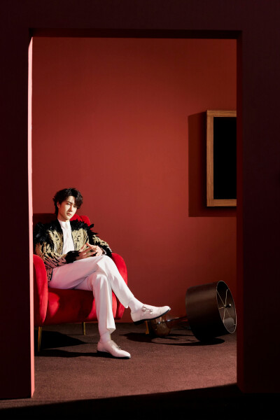 YIBO-OFFICIAL：
#王一博2026年央视总台春晚#
舞动新春，闪耀开年。青年演员、歌手@UNIQ-王一博 即将亮相《2026年春节联欢晚会》@春晚 演唱歌舞《闪耀动起来》，骏马奔腾踏春风，九州焕彩映佳节。今晚 20:00相约#春…