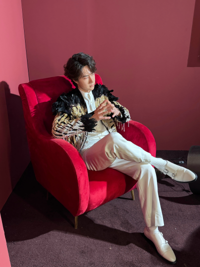 #王一博[超话]# · #王一博2026年央视总台春晚#
这live也太闪耀了吧@UNIQ-王一博
一起期待今晚20:00《2026年春节联欢晚会》#春晚#歌舞节目 《闪耀动起来》！[你好] ​​​