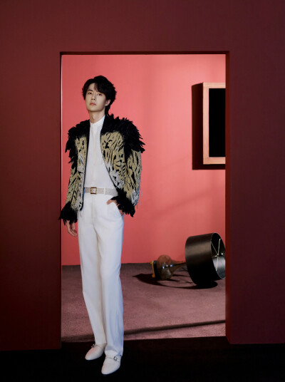 YIBO-OFFICIAL：
#王一博2026年央视总台春晚#
舞动新春，闪耀开年。青年演员、歌手@UNIQ-王一博 即将亮相《2026年春节联欢晚会》@春晚 演唱歌舞《闪耀动起来》，骏马奔腾踏春风，九州焕彩映佳节。今晚 20:00相约#春…