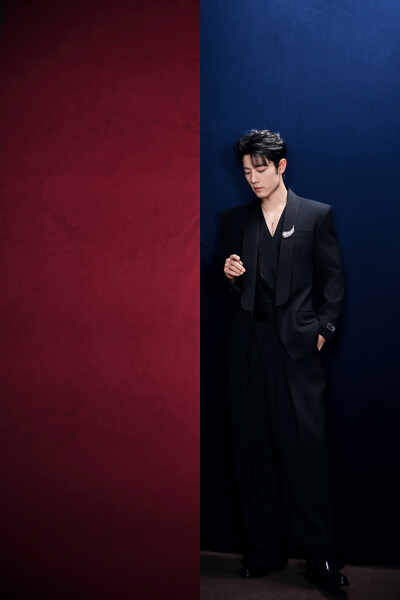 光影捕捉，赴一场视听之约。今晚与@肖战 一起以匠心守初心，聆听时代声音，见证文艺绽放。#中国网络视听盛典# ​​​