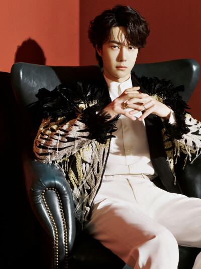 YIBO-OFFICIAL：
#王一博2026年央视总台春晚#
舞动新春，闪耀开年。青年演员、歌手@UNIQ-王一博 即将亮相《2026年春节联欢晚会》@春晚 演唱歌舞《闪耀动起来》，骏马奔腾踏春风，九州焕彩映佳节。今晚 20:00相约#春…