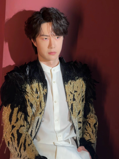 #王一博[超话]# · #王一博2026年央视总台春晚#
这live也太闪耀了吧@UNIQ-王一博
一起期待今晚20:00《2026年春节联欢晚会》#春晚#歌舞节目 《闪耀动起来》！[你好] ​​​