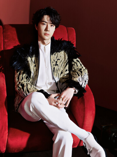 #王一博[超话]# · #王一博2026年央视总台春晚#
舞动新春，闪耀开年。青年演员、歌手@UNIQ-王一博 即将亮相《2026年春节联欢晚会》@春晚 演唱歌舞《闪耀动起来》，骏马奔腾踏春风，九州焕彩映佳节。今晚 20:00相约#春…