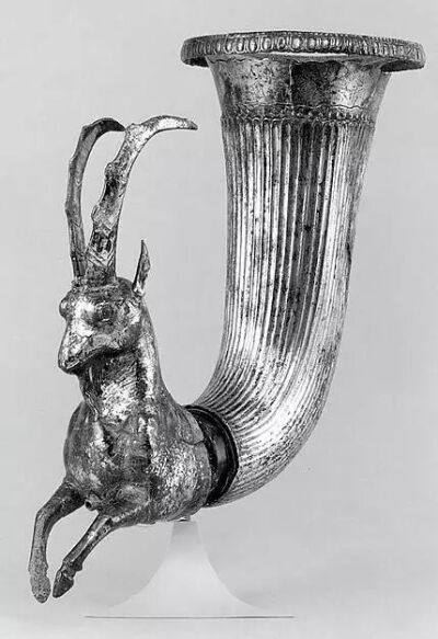 兽首角状的“来通杯”（rhyton）
一种盛行于古代亚欧大陆的酒器
常用于礼仪与祭祀活动
▲ 银兽首来通杯伊朗
公元前4至2世纪
现藏于美国大都会艺术博物馆
