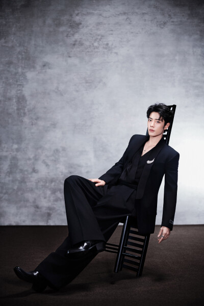 光影捕捉，赴一场视听之约。今晚与@肖战 一起以匠心守初心，聆听时代声音，见证文艺绽放。#中国网络视听盛典# ​​​