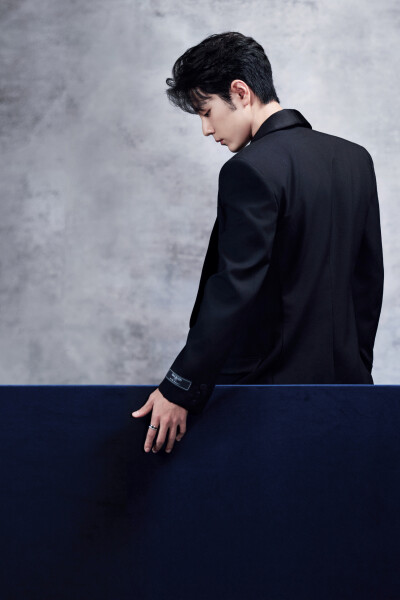 光影捕捉，赴一场视听之约。今晚与@肖战 一起以匠心守初心，聆听时代声音，见证文艺绽放。#中国网络视听盛典# ​​​