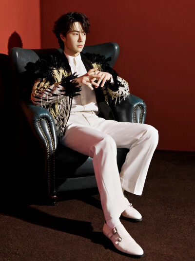 YIBO-OFFICIAL：
#王一博2026年央视总台春晚#
舞动新春，闪耀开年。青年演员、歌手@UNIQ-王一博 即将亮相《2026年春节联欢晚会》@春晚 演唱歌舞《闪耀动起来》，骏马奔腾踏春风，九州焕彩映佳节。今晚 20:00相约#春…