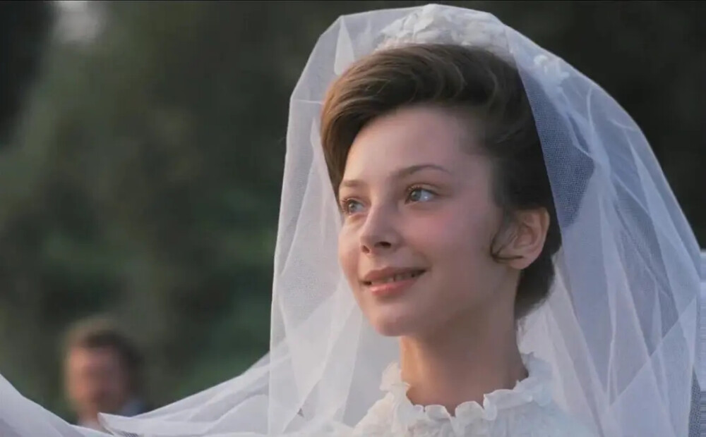 加琳娜·贝利亚耶娃（Galina Belyayeva），1961年生人，最富盛名的苏联电影和戏剧女星之一。17岁的她刚出道起就因《我亲昵而温柔的野兽》一鸣惊人，随后《安娜·巴甫洛娃》的大获成功更使她被誉为苏联电影界最具光明的超新星之一。从童话剧到歌舞片，海量电影邀约向她袭来。90年代后，事业重心回归剧院的加琳娜几乎离开了荧幕。2003年，她因在演艺事业的卓越成就，被授予俄罗斯联邦荣誉艺术家。