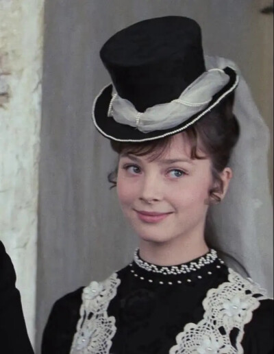 加琳娜·贝利亚耶娃（Galina Belyayeva），1961年生人，最富盛名的苏联电影和戏剧女星之一。17岁的她刚出道起就因《我亲昵而温柔的野兽》一鸣惊人，随后《安娜·巴甫洛娃》的大获成功更使她被誉为苏联电影界最具光明的…