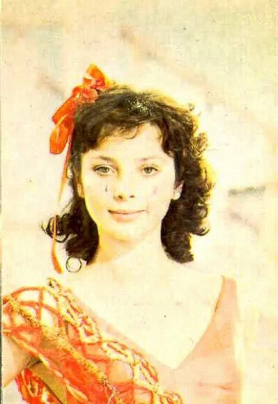 加琳娜·贝利亚耶娃（Galina Belyayeva），1961年生人，最富盛名的苏联电影和戏剧女星之一。17岁的她刚出道起就因《我亲昵而温柔的野兽》一鸣惊人，随后《安娜·巴甫洛娃》的大获成功更使她被誉为苏联电影界最具光明的…