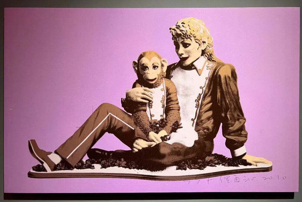 倪再沁《超·超扁平系列-猴犬抱抱》
2010年，绢印，82.5cm×130.5cm×4cm
高雄市立美术馆
