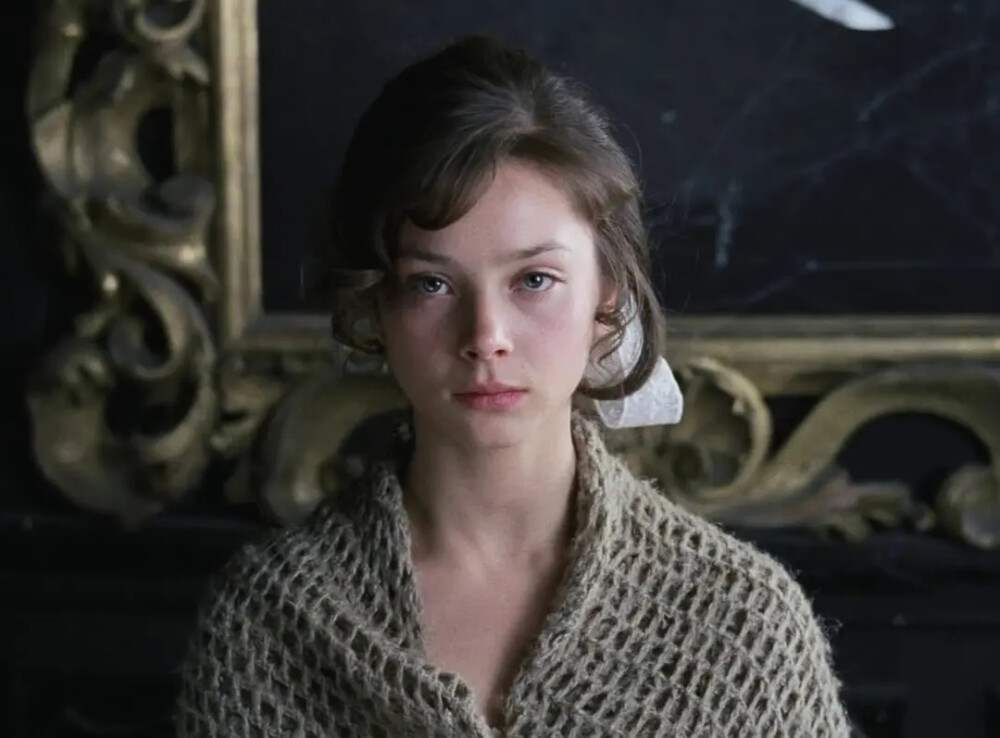 加琳娜·贝利亚耶娃（Galina Belyayeva），1961年生人，最富盛名的苏联电影和戏剧女星之一。17岁的她刚出道起就因《我亲昵而温柔的野兽》一鸣惊人，随后《安娜·巴甫洛娃》的大获成功更使她被誉为苏联电影界最具光明的超新星之一。从童话剧到歌舞片，海量电影邀约向她袭来。90年代后，事业重心回归剧院的加琳娜几乎离开了荧幕。2003年，她因在演艺事业的卓越成就，被授予俄罗斯联邦荣誉艺术家。