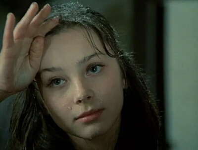 加琳娜·贝利亚耶娃（Galina Belyayeva），1961年生人，最富盛名的苏联电影和戏剧女星之一。17岁的她刚出道起就因《我亲昵而温柔的野兽》一鸣惊人，随后《安娜·巴甫洛娃》的大获成功更使她被誉为苏联电影界最具光明的…