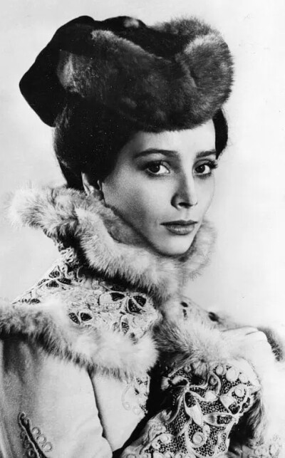 加琳娜·贝利亚耶娃（Galina Belyayeva），1961年生人，最富盛名的苏联电影和戏剧女星之一。17岁的她刚出道起就因《我亲昵而温柔的野兽》一鸣惊人，随后《安娜·巴甫洛娃》的大获成功更使她被誉为苏联电影界最具光明的…