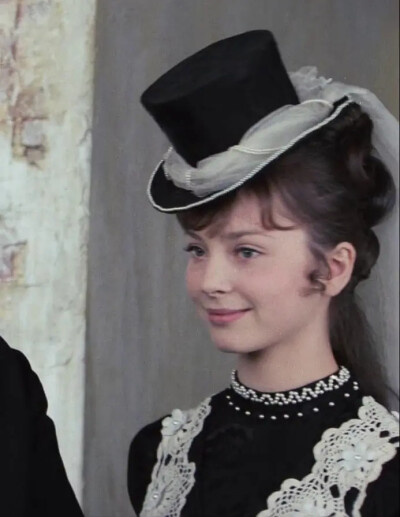 加琳娜·贝利亚耶娃（Galina Belyayeva），1961年生人，最富盛名的苏联电影和戏剧女星之一。17岁的她刚出道起就因《我亲昵而温柔的野兽》一鸣惊人，随后《安娜·巴甫洛娃》的大获成功更使她被誉为苏联电影界最具光明的…