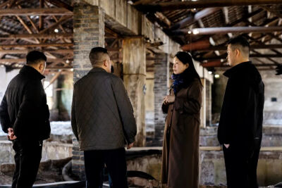 建筑师徐甜甜在结晶池考察。摄影：李耀、程思明©左靖工作室