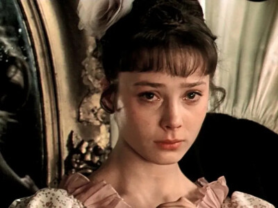 加琳娜·贝利亚耶娃（Galina Belyayeva），1961年生人，最富盛名的苏联电影和戏剧女星之一。17岁的她刚出道起就因《我亲昵而温柔的野兽》一鸣惊人，随后《安娜·巴甫洛娃》的大获成功更使她被誉为苏联电影界最具光明的…