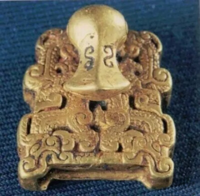 汉代  铜错金银鸭嘴带钩及局部
观复博物馆藏
