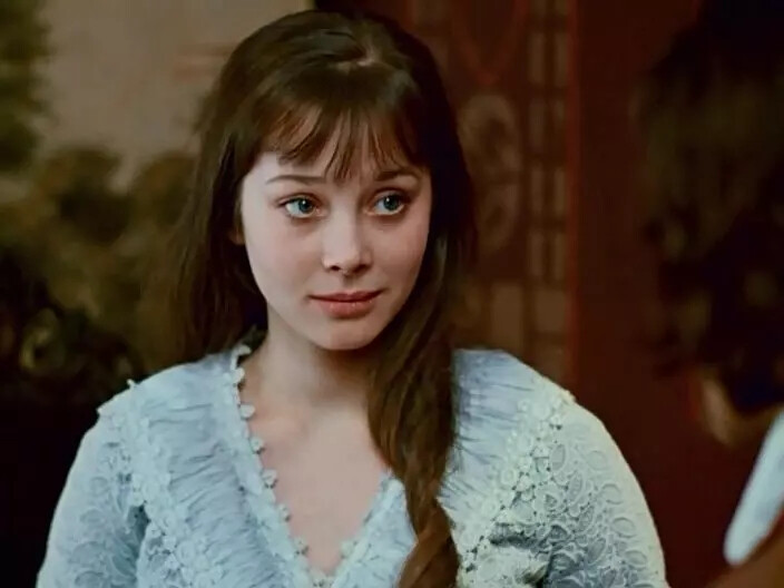 加琳娜·贝利亚耶娃（Galina Belyayeva），1961年生人，最富盛名的苏联电影和戏剧女星之一。17岁的她刚出道起就因《我亲昵而温柔的野兽》一鸣惊人，随后《安娜·巴甫洛娃》的大获成功更使她被誉为苏联电影界最具光明的超新星之一。从童话剧到歌舞片，海量电影邀约向她袭来。90年代后，事业重心回归剧院的加琳娜几乎离开了荧幕。2003年，她因在演艺事业的卓越成就，被授予俄罗斯联邦荣誉艺术家。