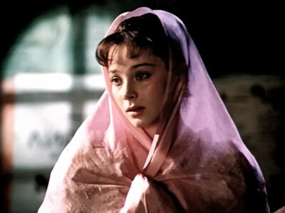 加琳娜·贝利亚耶娃（Galina Belyayeva），1961年生人，最富盛名的苏联电影和戏剧女星之一。17岁的她刚出道起就因《我亲昵而温柔的野兽》一鸣惊人，随后《安娜·巴甫洛娃》的大获成功更使她被誉为苏联电影界最具光明的…