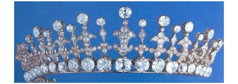 希腊索菲王后的鸢尾王冠，是英国维多利亚女王送长女维姬的结婚礼物，后被嫁去希腊的索菲继承。