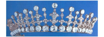 希腊索菲王后的鸢尾王冠，是英国维多利亚女王送长女维姬的结婚礼物，后被嫁去希腊的索菲继承。