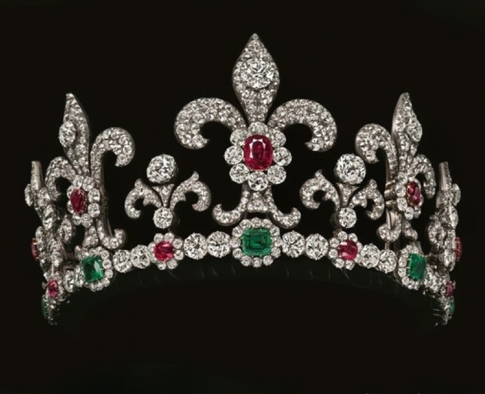 保加利亚王室的鸢尾王冠，为波旁-帕尔马公主玛丽-露易丝嫁给保加利亚国王费迪南时收到的结婚礼物，现藏于阿尔比恩艺术收藏馆