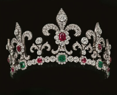 保加利亚王室的鸢尾王冠，为波旁-帕尔马公主玛丽-露易丝嫁给保加利亚国王费迪南时收到的结婚礼物，现藏于阿尔比恩艺术收藏馆