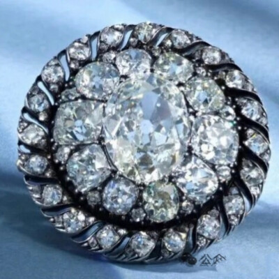 圆形胸针为拿破仑的帽饰，遗落在滑铁卢战役的马车内，并被收缴给了普鲁士国王腓特烈·威廉三世，多年来一直属于普鲁士霍亨索伦家族