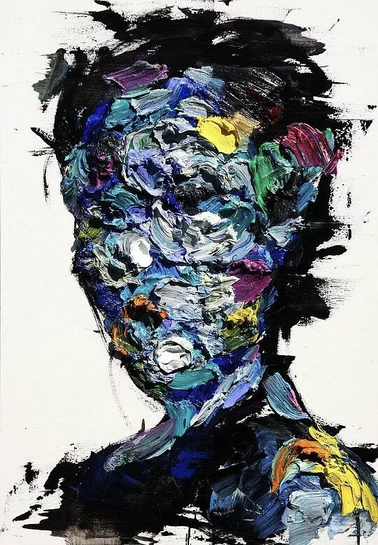 这是一些看着很过瘾的作品，韩国画家kwangho shin的创作。
轮廓廓包裹着色彩，内部层层叠叠的色彩交织在一起，从模糊的面部轮廓和斑斓的面部色彩体现出，艺术家对于人类情感复杂性的表达。
