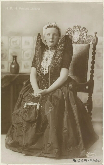 朱莉安娜身着阿克塞尔服装