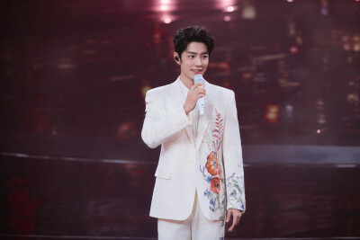 年岁与共，佳景逢春，与@肖战 一起看遍光阴，共望新时[马上有福]#北京台春晚# ​​​