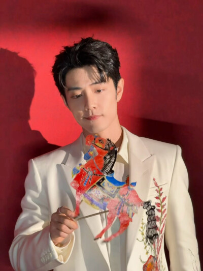 年岁与共，佳景逢春，与@肖战 一起看遍光阴，共望新时[马上有福]#北京台春晚# ​​​