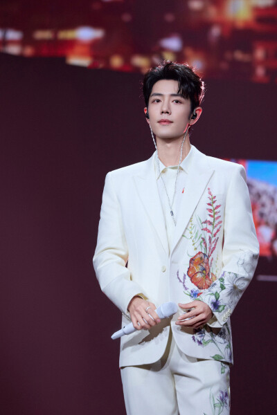 年岁与共，佳景逢春，与@肖战 一起看遍光阴，共望新时[马上有福]#北京台春晚# ​​​