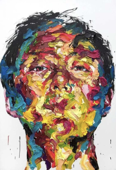 这是一些看着很过瘾的作品，韩国画家kwangho shin的创作。
轮廓廓包裹着色彩，内部层层叠叠的色彩交织在一起，从模糊的面部轮廓和斑斓的面部色彩体现出，艺术家对于人类情感复杂性的表达。
