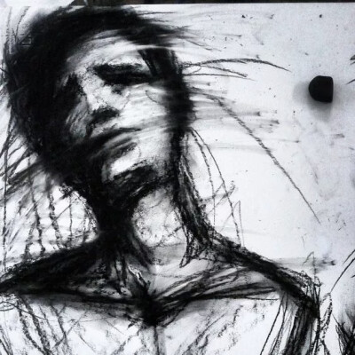 这是一些看着很过瘾的作品，韩国画家kwangho shin的创作。
轮廓廓包裹着色彩，内部层层叠叠的色彩交织在一起，从模糊的面部轮廓和斑斓的面部色彩体现出，艺术家对于人类情感复杂性的表达。
