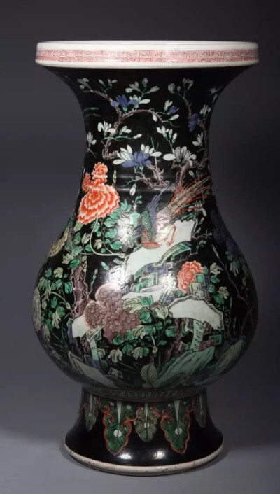 清康熙  墨地五彩“世上大吉”纹琵琶尊
观复博物馆藏
