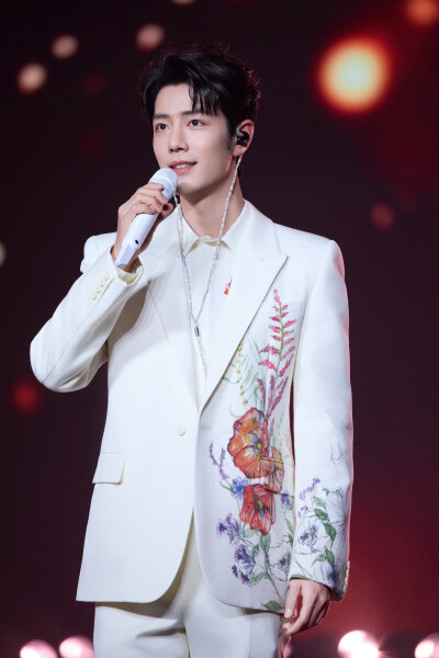 年岁与共，佳景逢春，与@肖战 一起看遍光阴，共望新时[马上有福]#北京台春晚# ​​​