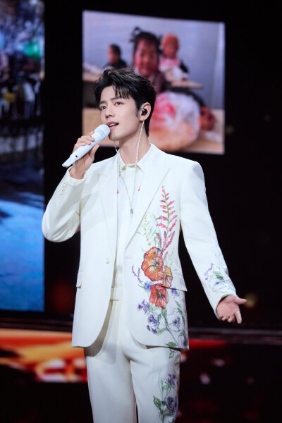 年岁与共，佳景逢春，与@肖战 一起看遍光阴，共望新时[马上有福]#北京台春晚# ​​​