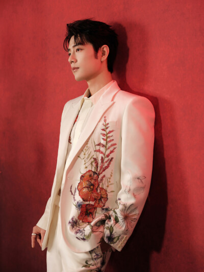 岁岁安康，年年欢畅。此间烟火，共迎花开。今晚和@肖战 #北京台春晚# 见[送花花] ​​​