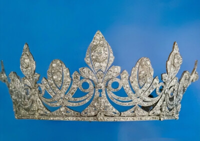 西班牙王室的绿松石鸢尾王冠，上世纪20年代由尚美改造而成，王冠由玛利亚-克里斯蒂娜继承，80年代玛利亚-克里斯蒂娜提前处理珠宝时大侄子胡安·卡洛斯表示兴趣不大，卖之前绿松石因保养不当掉色，已换成全钻