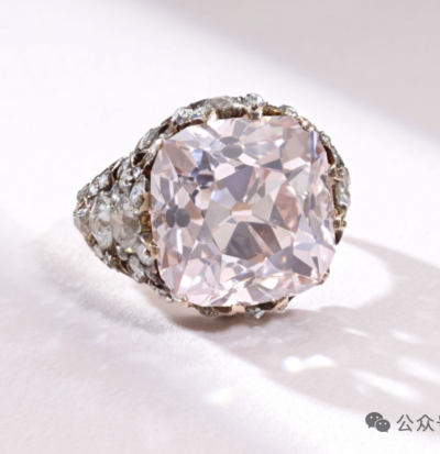 13.36克拉的粉钻，曾属于俄国叶卡捷琳娜大帝，后进入奥斯曼帝国，奥斯曼帝国最后一个公主奈斯利沙成为了它的主人