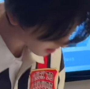 凌晨一点不睡觉折千纸鹤这种主意也只有我哥哥这个神人能想出来了