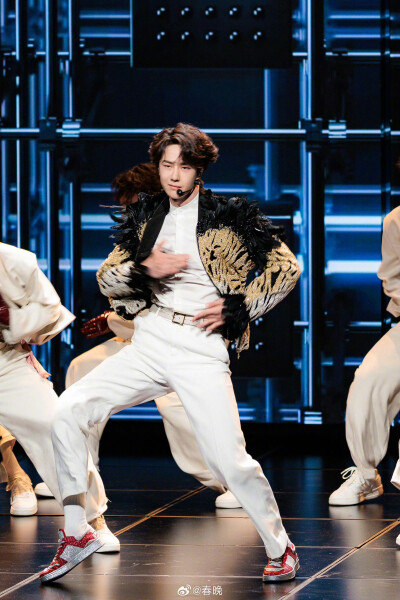 春晚：
大年初三送福利！#马年春晚高清剧照首发# @UNIQ-王一博《闪耀动起来》✨