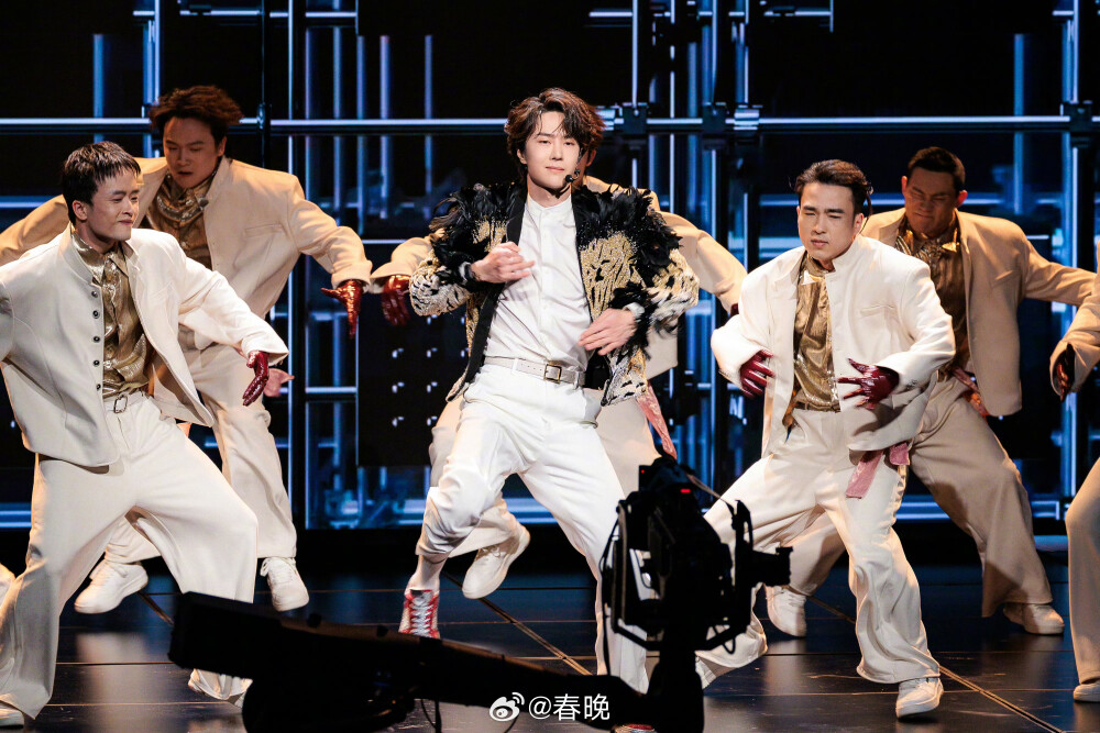 春晚：
大年初三送福利！#马年春晚高清剧照首发# @UNIQ-王一博《闪耀动起来》✨