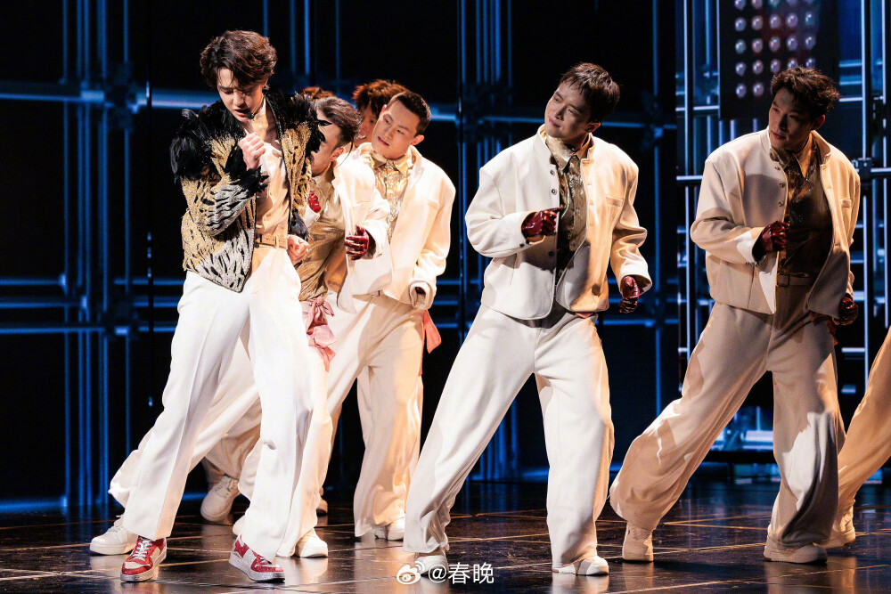 春晚：
大年初三送福利！#马年春晚高清剧照首发# @UNIQ-王一博《闪耀动起来》✨